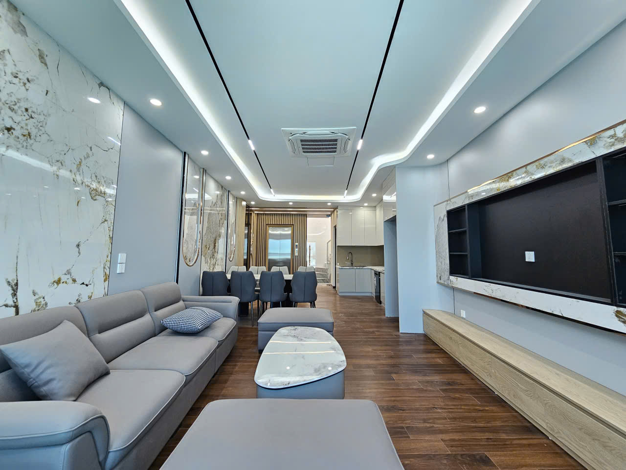 Bán nhà Ngõ 204 Cổ Linh, gần Aeon Mall, 7 tầng, DT 61m2, MT 4m, 4PN, có thang máy, gara