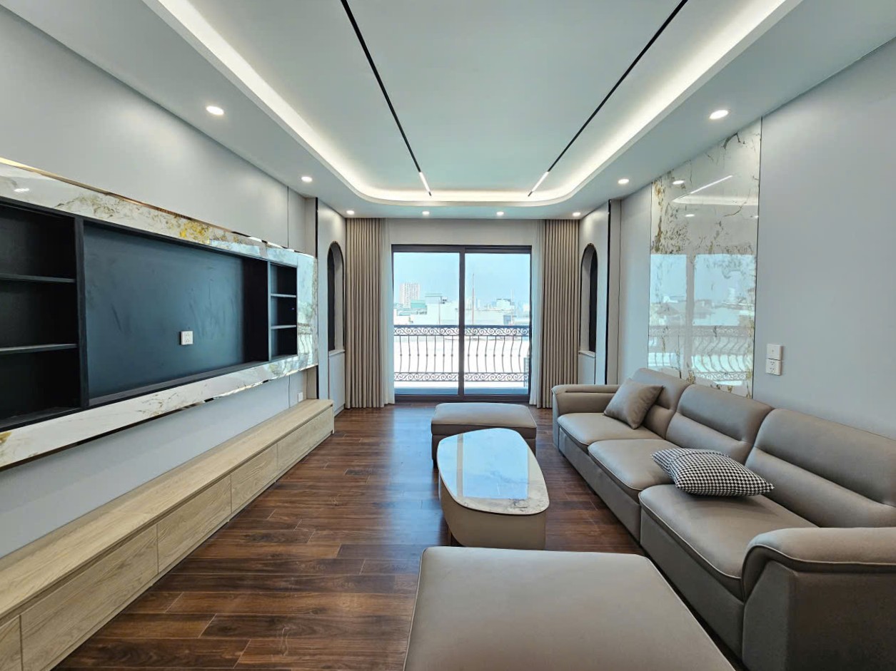 Bán nhà Ngõ 204 Cổ Linh, gần Aeon Mall, 7 tầng, DT 61m2, MT 4m, 4PN, có thang máy, gara