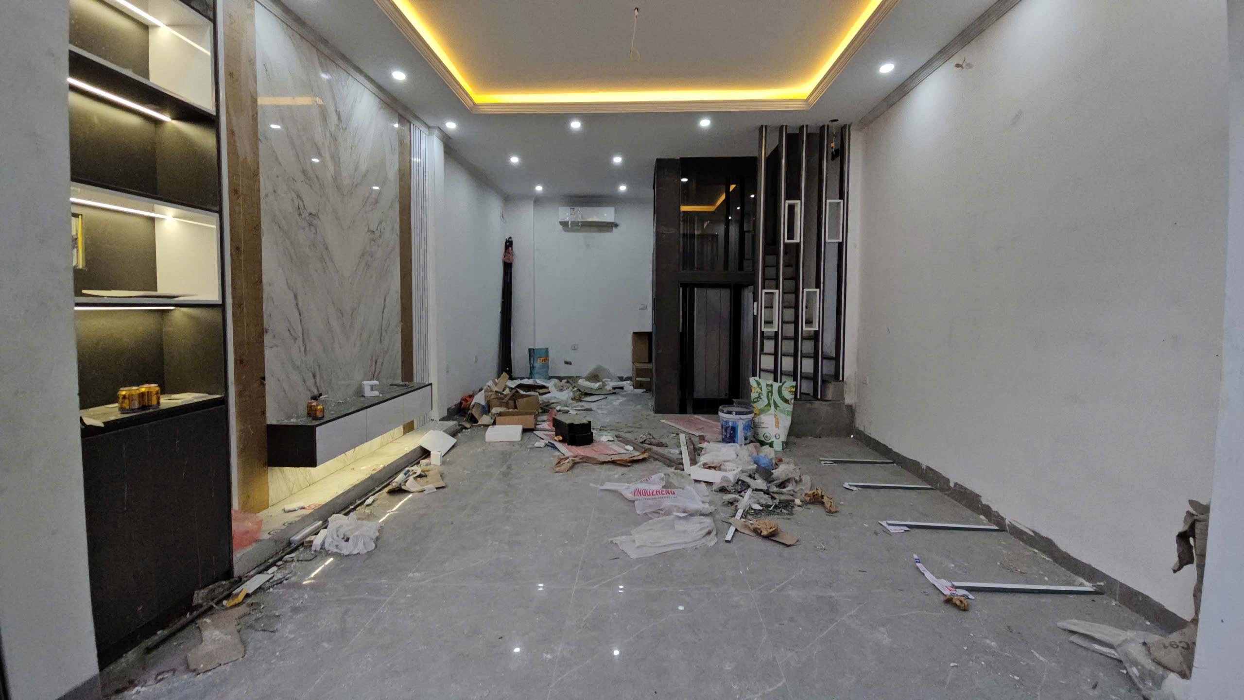 Bán nhà phố Thạch Bàn, Nhà 6 tầng, DT 39m2, MT 4.5m, 3PN, full nội thất, có thang máy, 2025