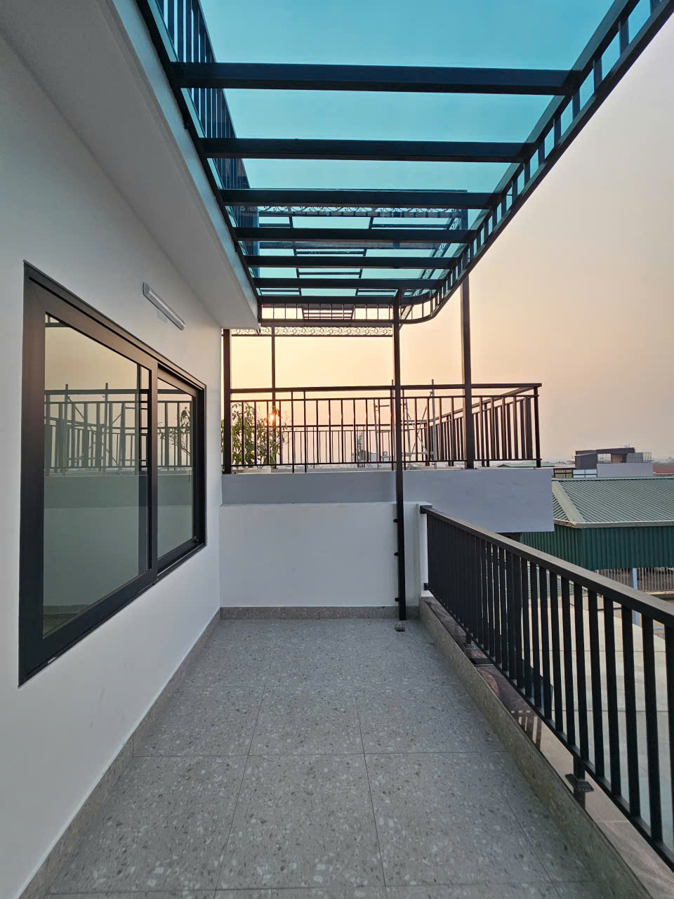 Bán nhà phố Gia Thượng, Ngọc Thụy, 7 tầng, DT 50m2, MT 4.5m, 3PN, có thang máy, gara