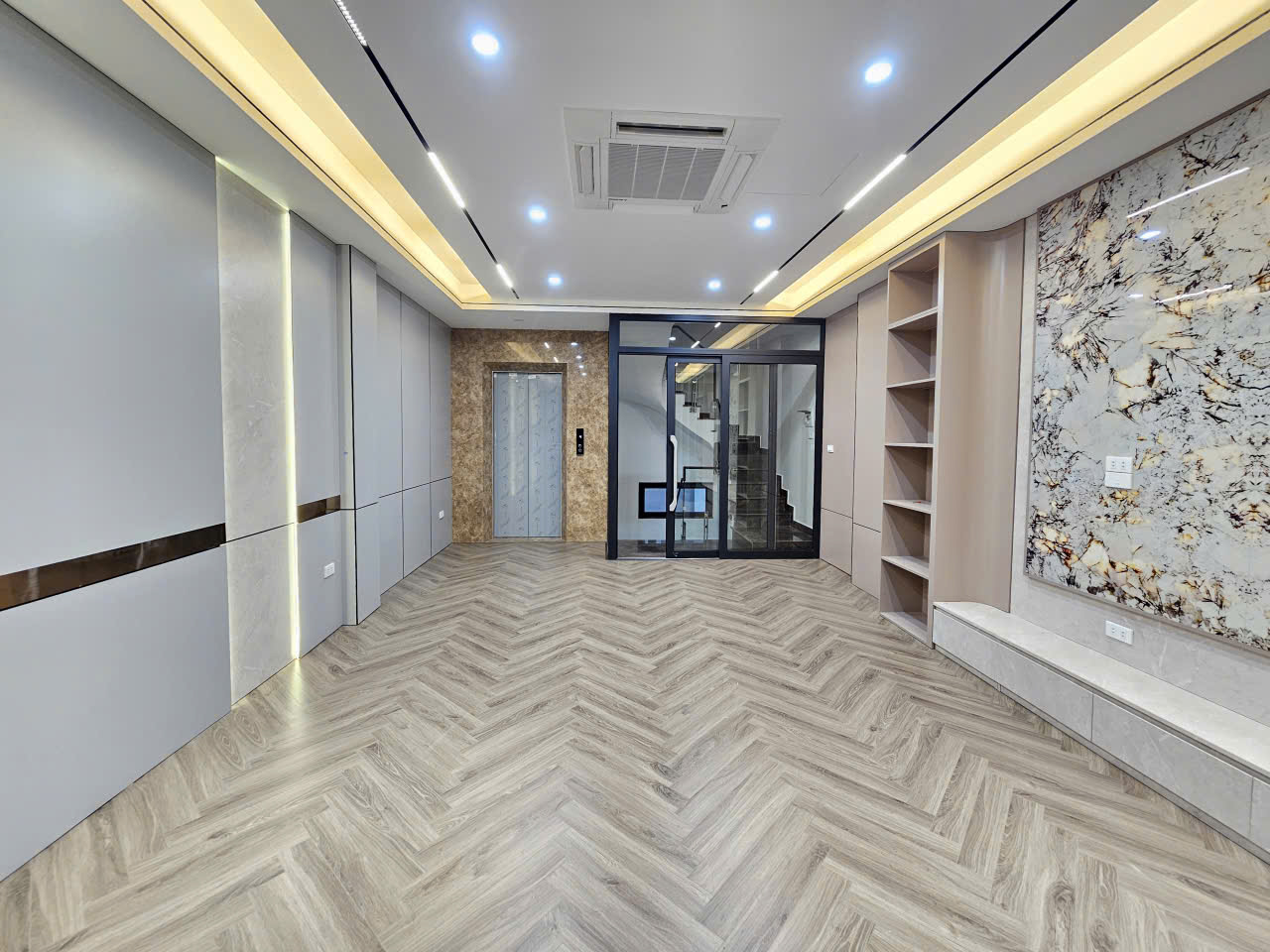 Bán nhà phố Gia Thượng, Ngọc Thụy, 7 tầng, DT 50m2, MT 4.5m, 3PN, có thang máy, gara