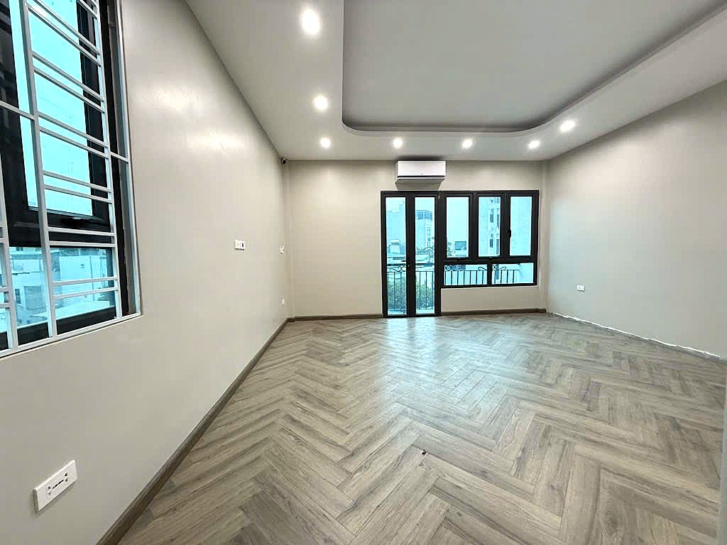 Bán nhà Ngõ 63 phố Cổ Linh, Thạch Bàn, 6 tầng, DT 40m2, MT 4.7m, có thang máy, gara ô tô