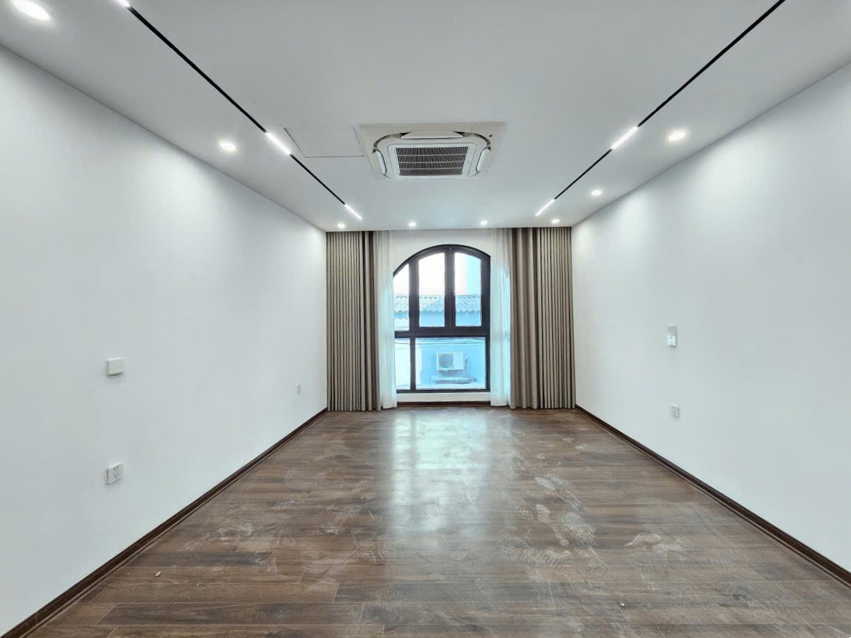 Bán nhà Ngõ 204 Cổ Linh, gần Aeon Mall, 7 tầng, DT 61m2, MT 4m, 4PN, có thang máy, gara