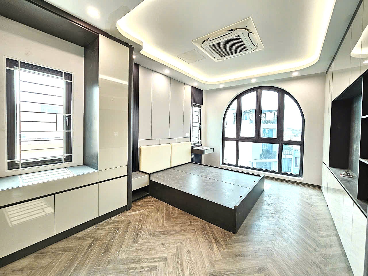 Bán nhà phân lô phố Cổ Linh, Thạch Bàn, 7 tầng, DT 40m2, MT 3.8m, 4PN, tiện kinh doanh