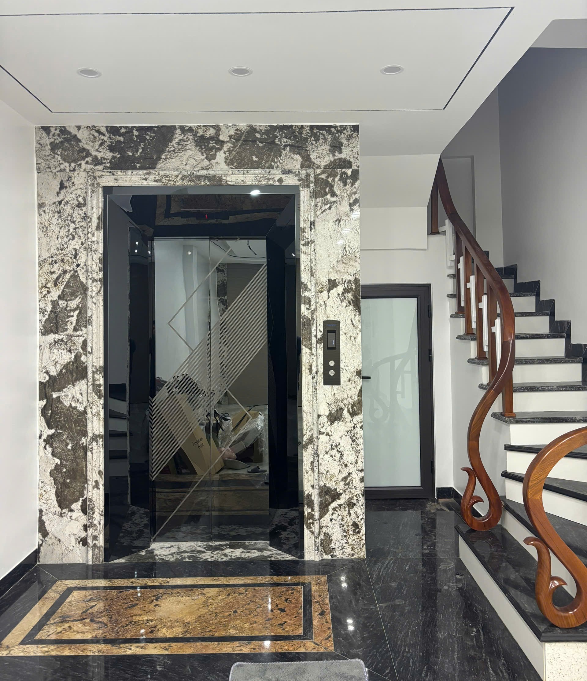 Bán nhà phố Nguyễn Văn Cừ, Gia Thụy, 7 tầng, DT 48m2, MT 4m, 4PN, thang máy, gara ô tô