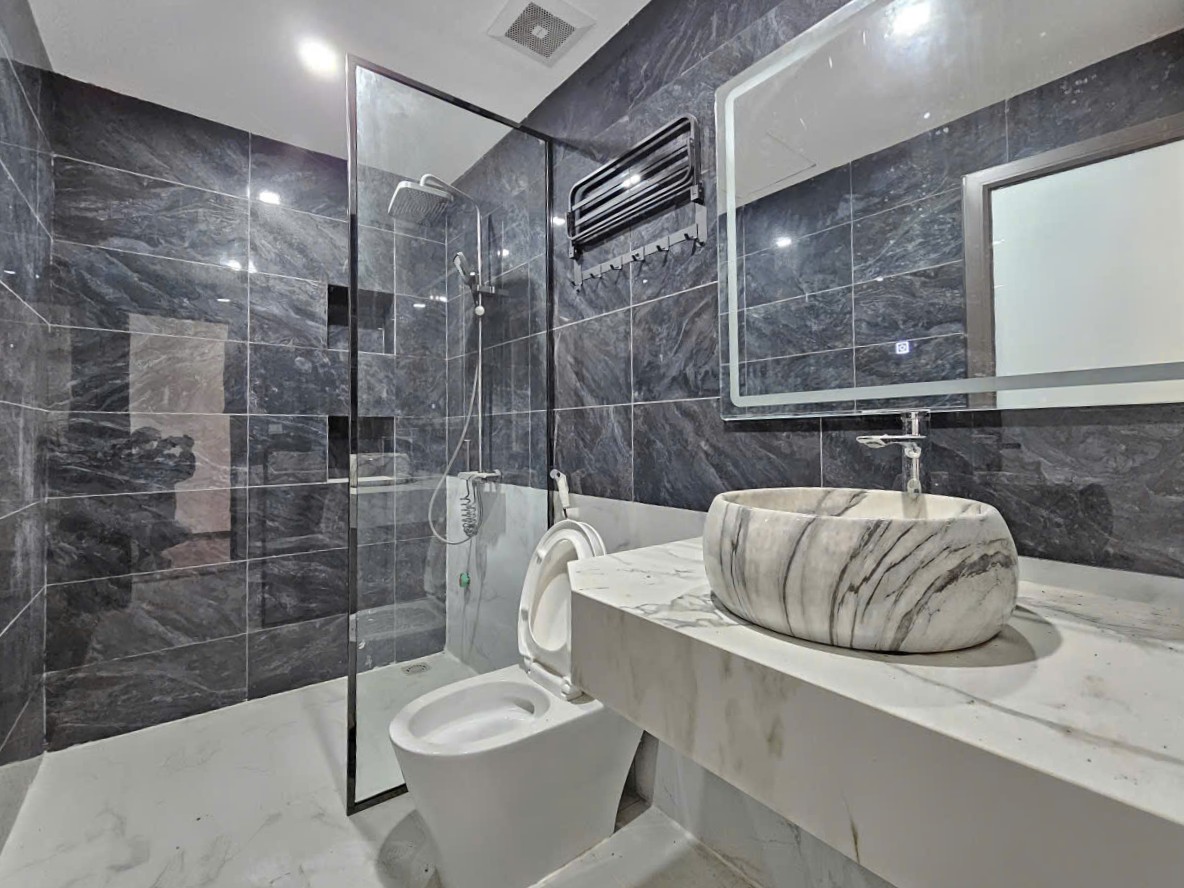 Bán nhà Ngõ 204 Cổ Linh, gần Aeon Mall, 7 tầng, DT 61m2, MT 4m, 4PN, có thang máy, gara