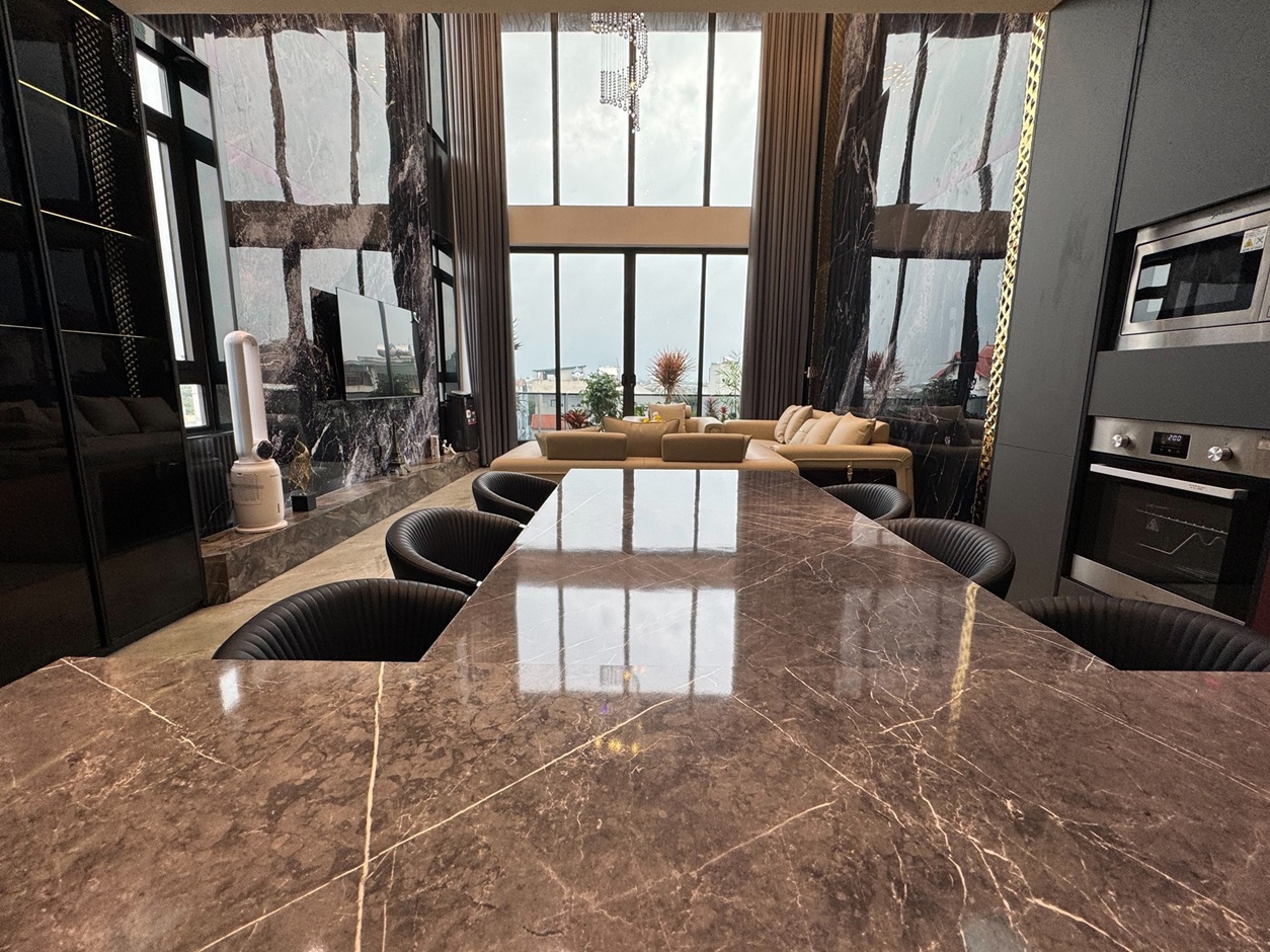 Bán nhà mặt ngõ Nguyễn Thời Trung, Thạch Bàn, 8 tầng, DT 90m2, MT 5m, 5PN, full nội thất