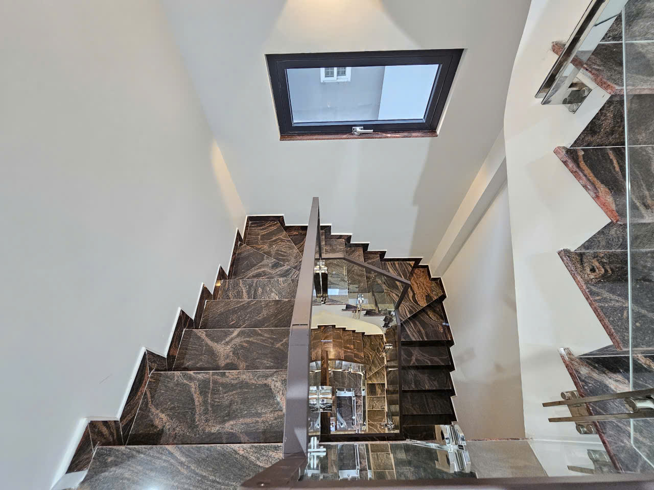 Bán nhà phố Gia Thượng, Ngọc Thụy, 7 tầng, DT 50m2, MT 4.5m, 3PN, có thang máy, gara