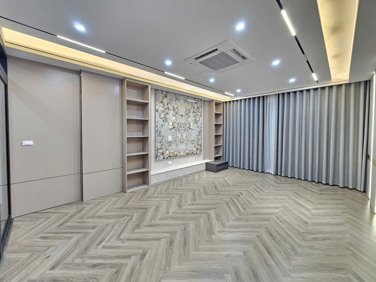 Bán nhà phố Gia Thượng, Ngọc Thụy, 7 tầng, DT 50m2, MT 4.5m, 3PN, có thang máy, gara