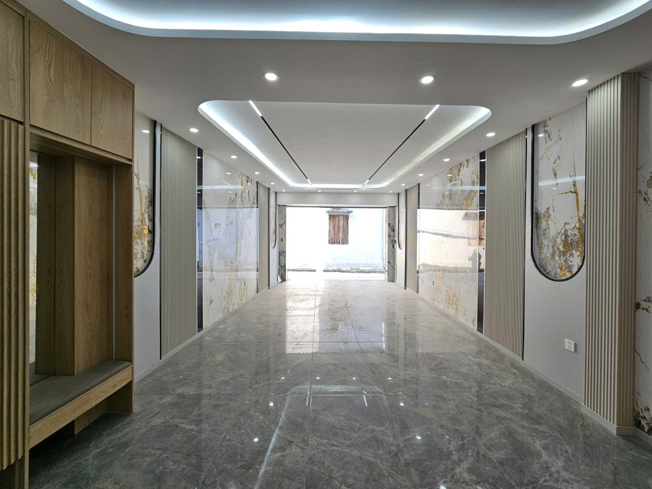 Bán nhà Ngõ 204 Cổ Linh, gần Aeon Mall, 7 tầng, DT 61m2, MT 4m, 4PN, có thang máy, gara