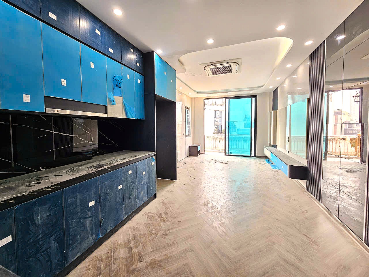 Bán nhà phân lô phố Cổ Linh, Thạch Bàn, 7 tầng, DT 40m2, MT 3.8m, 4PN, tiện kinh doanh