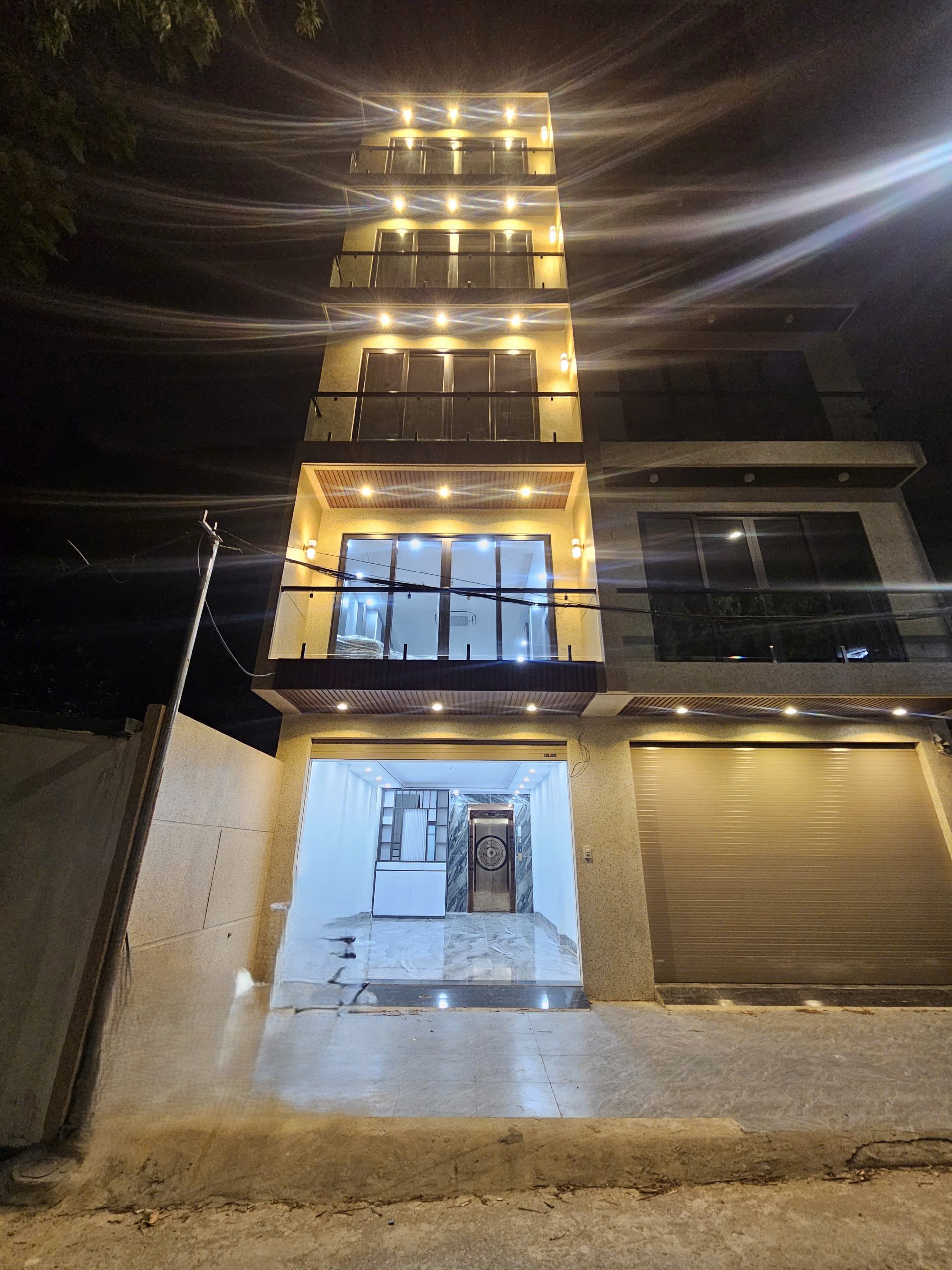 Bán nhà Ngõ 204 phố Cổ Linh, 7 tầng, DT 45m2, MT 4m, 3PN, full nội thất, tiện kinh doanh