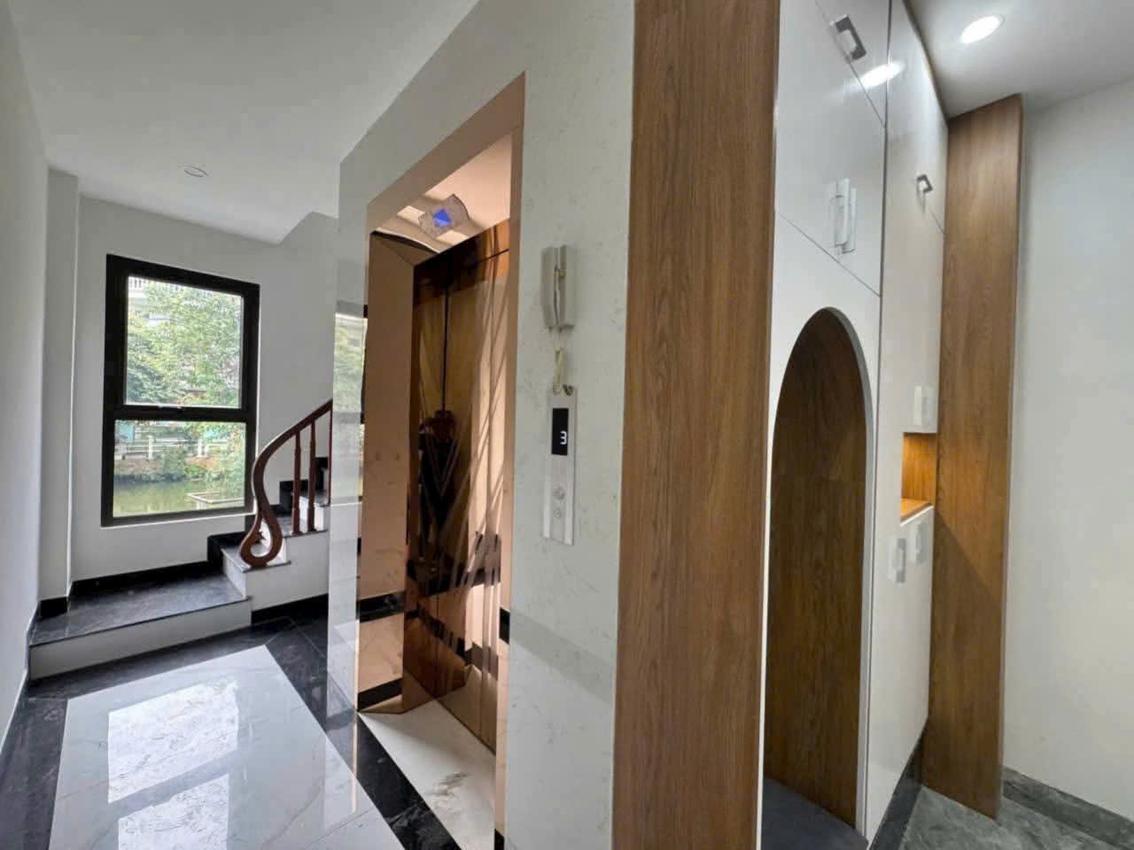 Bán nhà Ngõ 604 Ngọc Thụy, 6 tầng, DT 47m2, MT 3.4m, 3PN, thang máy, gara 2 ô tô