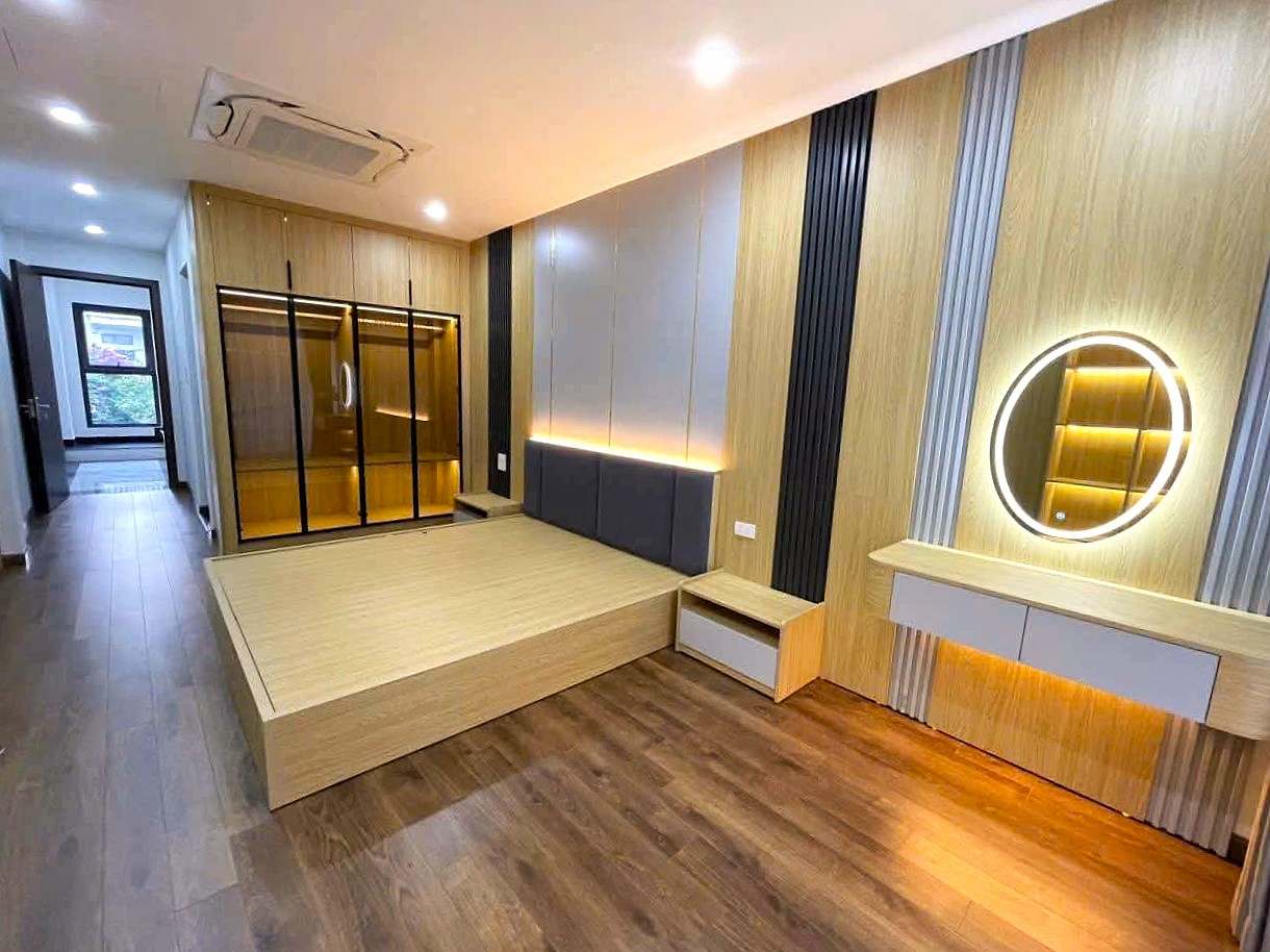 Bán nhà Ngõ 604 Ngọc Thụy, 6 tầng, DT 47m2, MT 3.4m, 3PN, thang máy, gara 2 ô tô