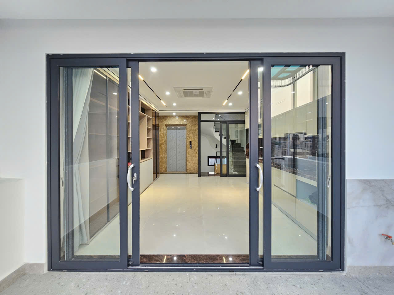 Bán nhà phố Gia Thượng, Ngọc Thụy, 7 tầng, DT 50m2, MT 4.5m, 3PN, có thang máy, gara