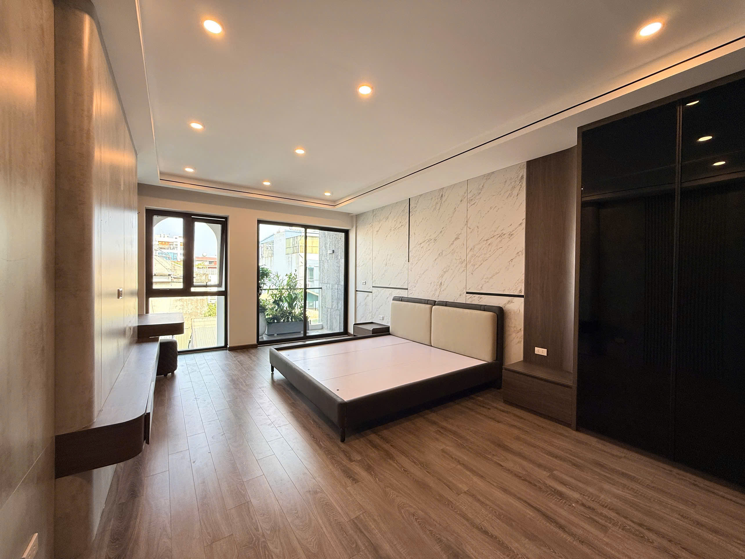 Bán nhà mặt ngõ Ngọc Thụy, 7 tầng, DT 86m2, MT 4.2m, 3PN, full nội thất, có thang máy, gara