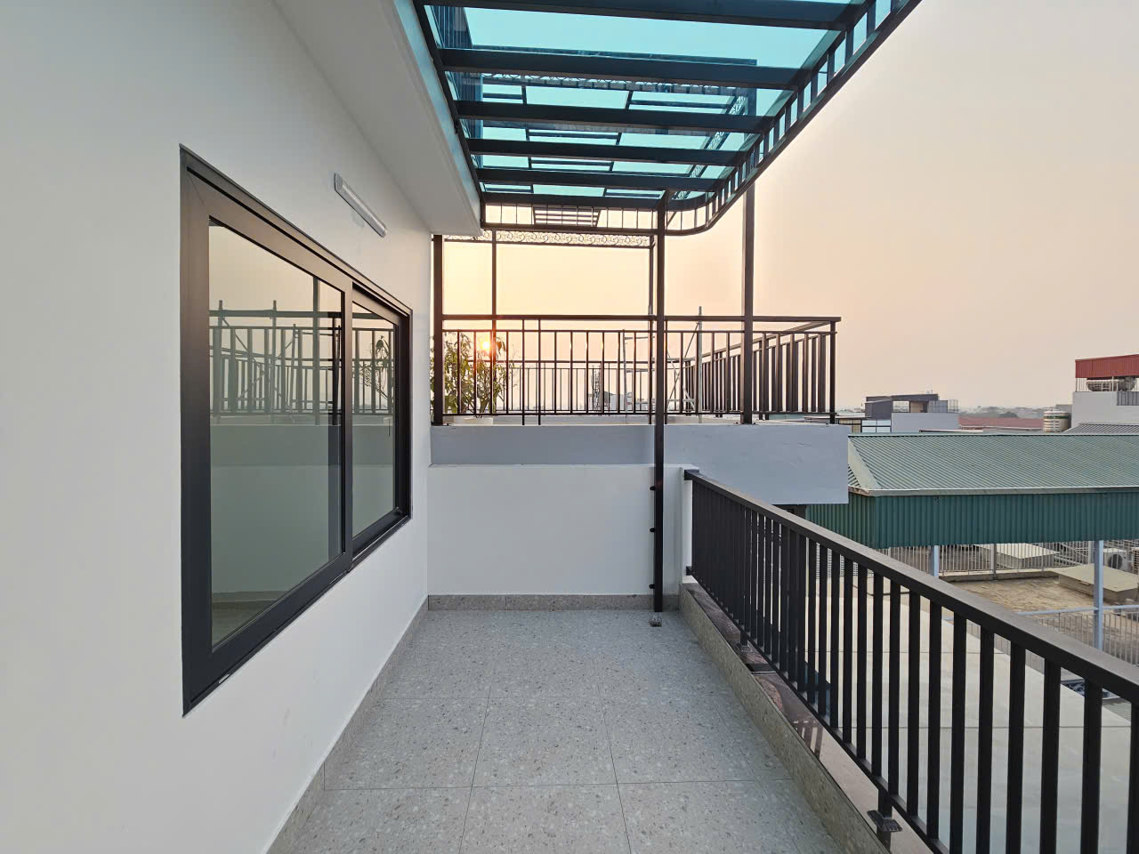 Bán nhà phố Gia Thượng, Ngọc Thụy, 7 tầng, DT 50m2, MT 4.5m, 3PN, có thang máy, gara