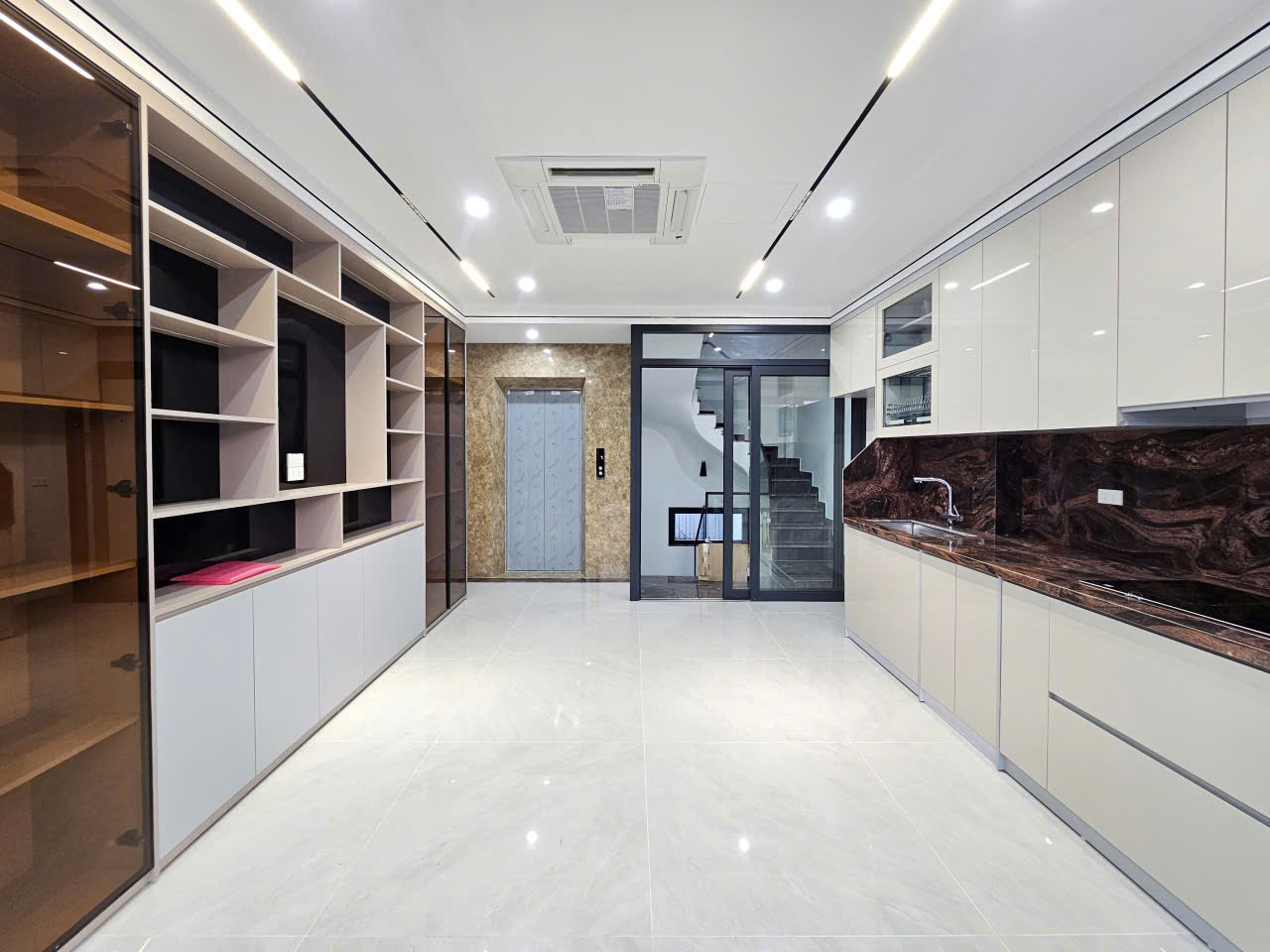 Bán nhà phố Gia Thượng, Ngọc Thụy, 7 tầng, DT 50m2, MT 4.5m, 3PN, có thang máy, gara