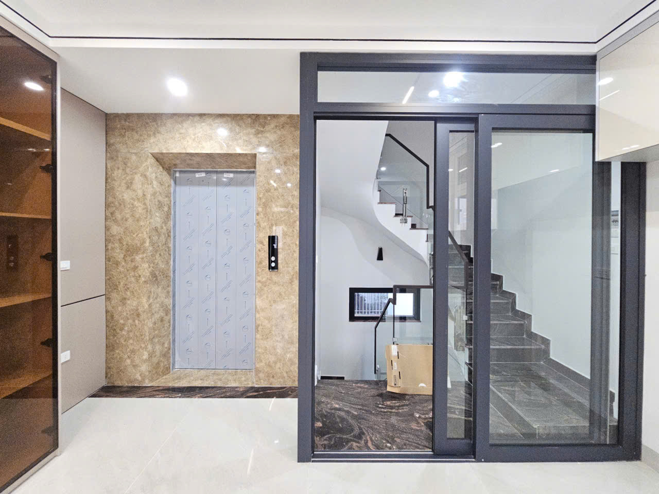 Bán nhà phố Gia Thượng, Ngọc Thụy, 7 tầng, DT 50m2, MT 4.5m, 3PN, có thang máy, gara