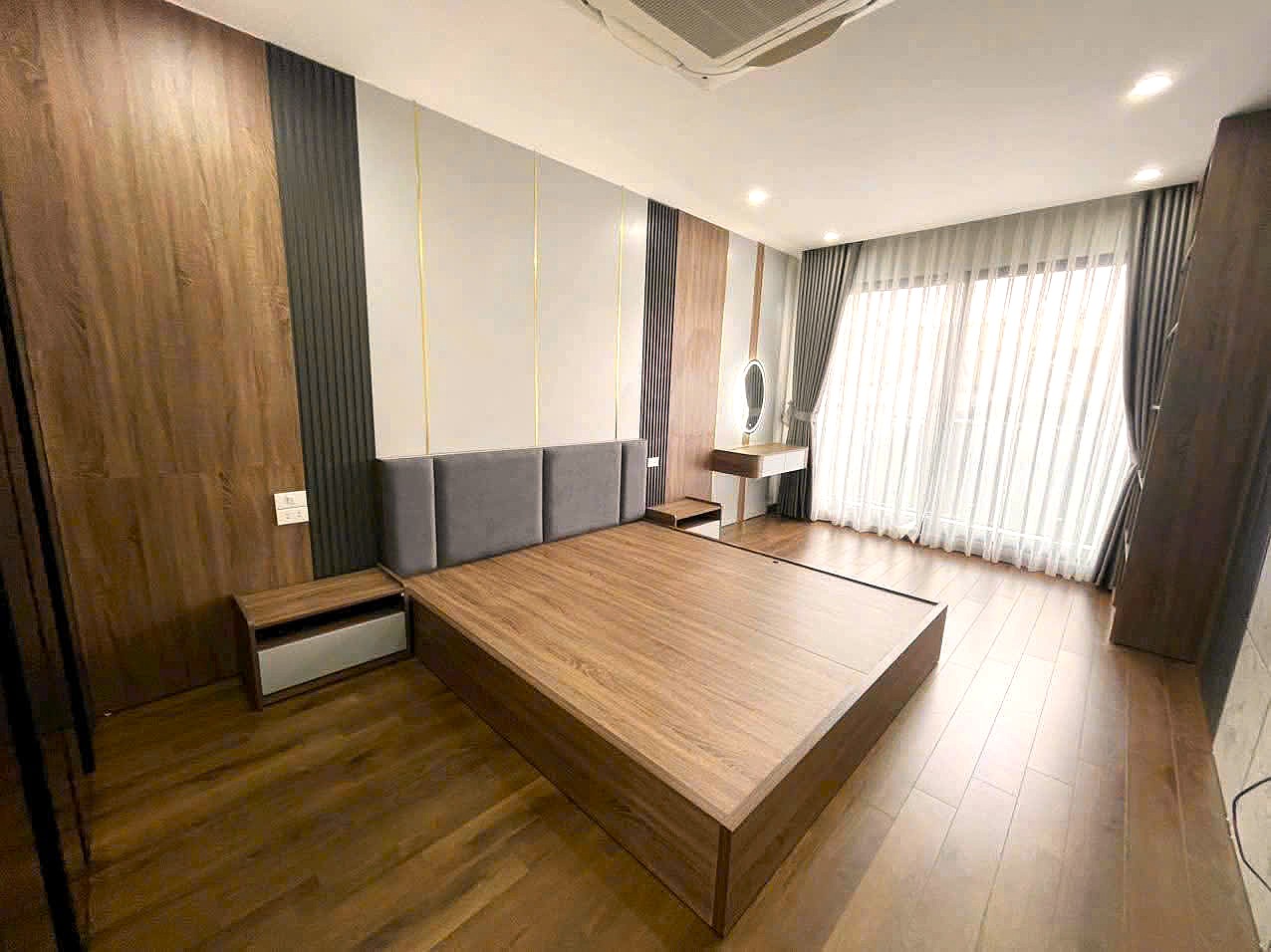 Bán nhà Ngõ 604 Ngọc Thụy, 6 tầng, DT 47m2, MT 3.4m, 3PN, thang máy, gara 2 ô tô