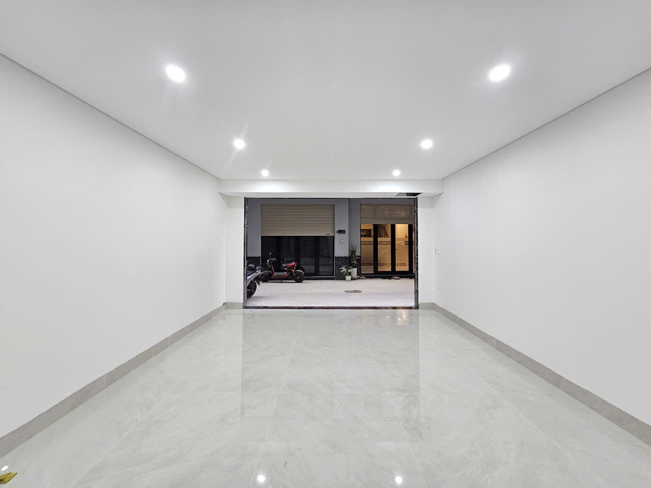 Bán nhà phố Gia Thượng, Ngọc Thụy, 7 tầng, DT 50m2, MT 4.5m, 3PN, có thang máy, gara