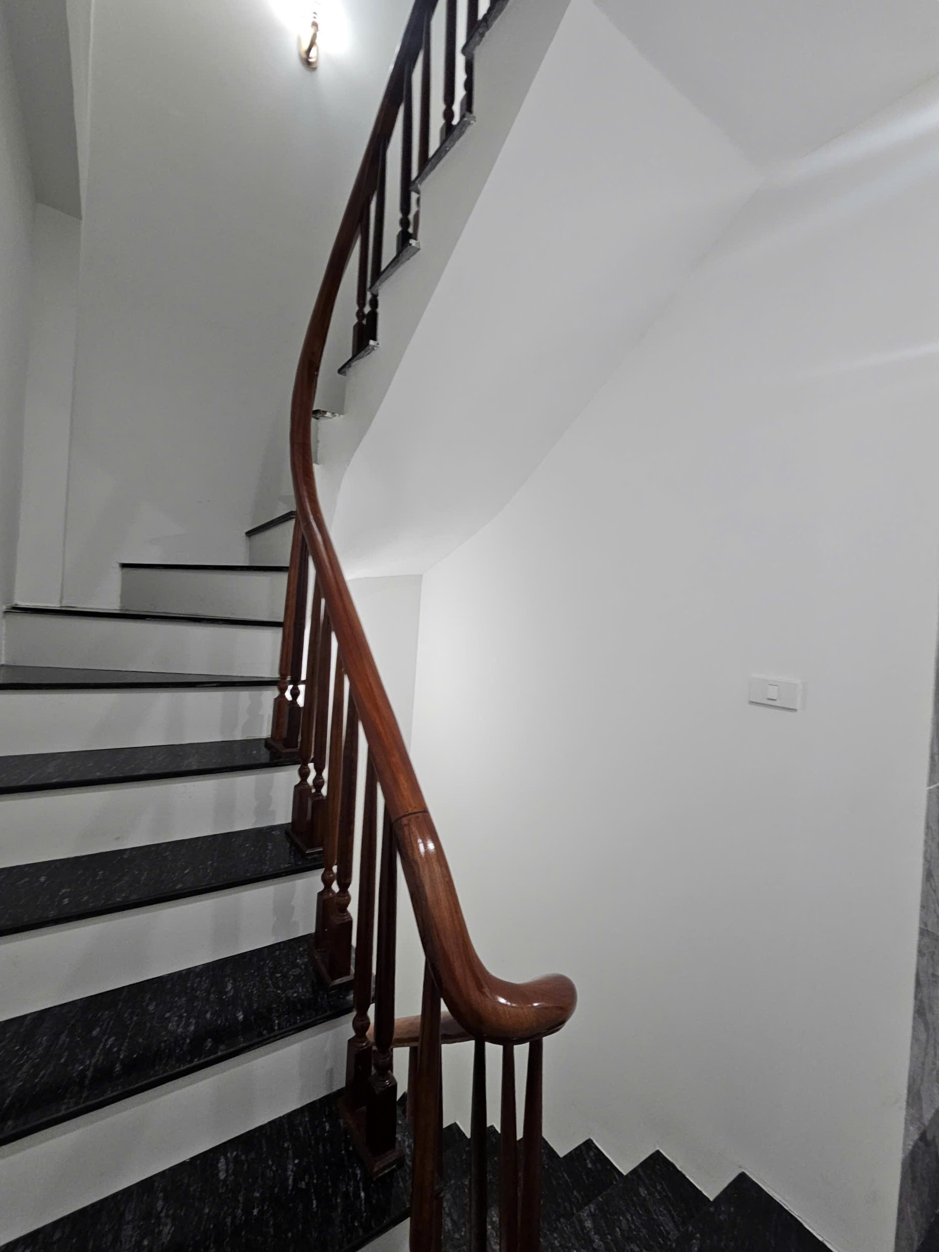 Bán nhà Ngõ 204 phố Cổ Linh, 7 tầng, DT 45m2, MT 4m, 3PN, full nội thất, tiện kinh doanh