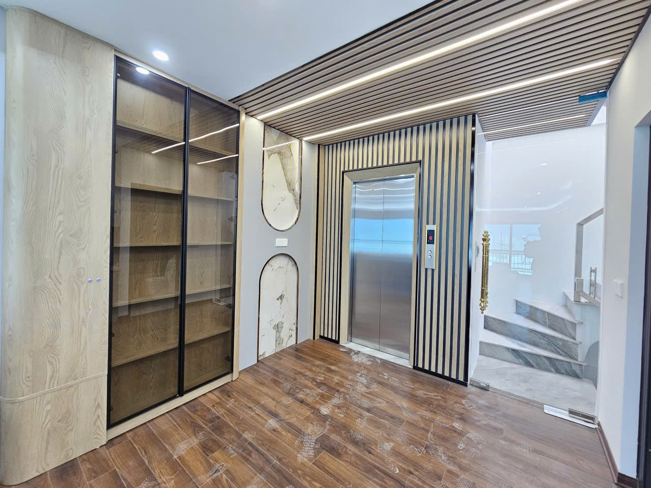 Bán nhà Ngõ 204 Cổ Linh, gần Aeon Mall, 7 tầng, DT 61m2, MT 4m, 4PN, có thang máy, gara