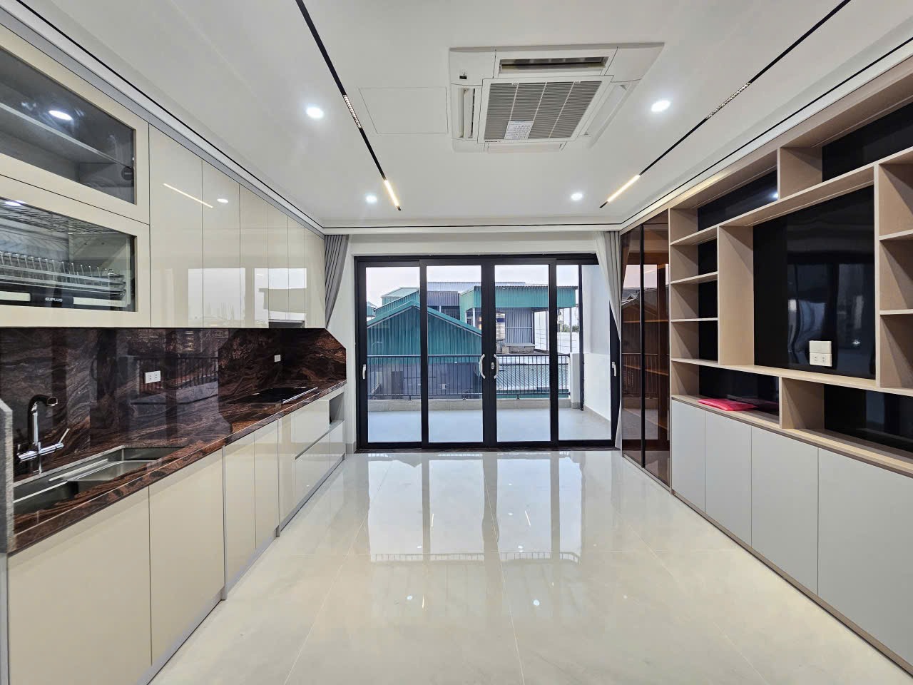 Bán nhà phố Gia Thượng, Ngọc Thụy, 7 tầng, DT 50m2, MT 4.5m, 3PN, có thang máy, gara