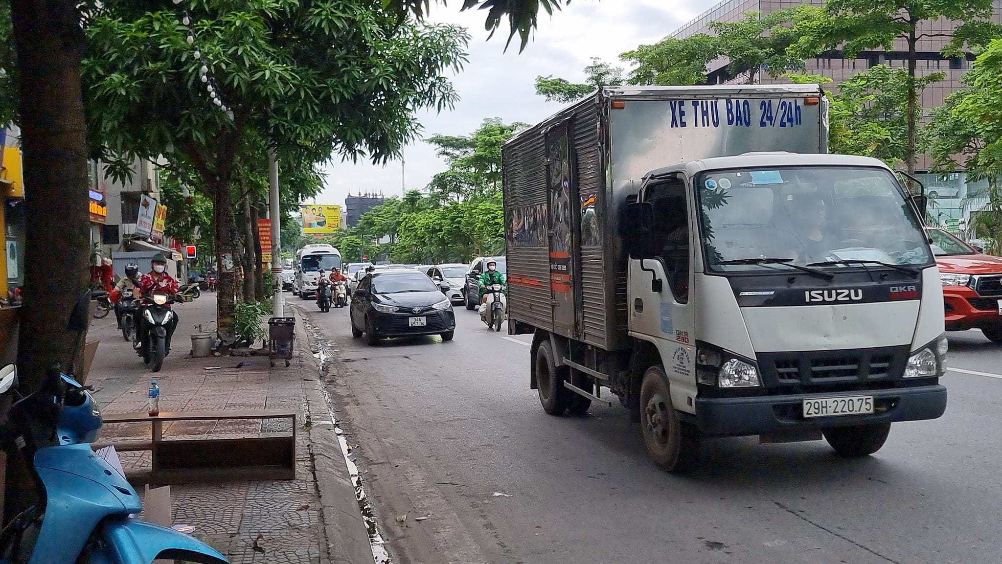 Bán đất phố Cổ Linh, Thạch Bàn, DT 106m2, MT 5.3m, đường 4.5m, 2 mặt ngõ trước sau