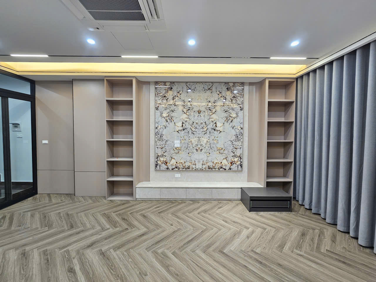 Bán nhà phố Gia Thượng, Ngọc Thụy, 7 tầng, DT 50m2, MT 4.5m, 3PN, có thang máy, gara