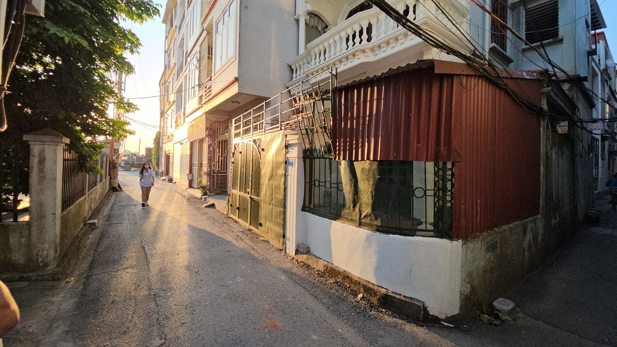 CẦN BÁN NHÀ PHỐ CỔ LINH, Thạch Bàn, 3 tầng, DT 90m2, MT 4.5m, 4PN, ô tô đi qua