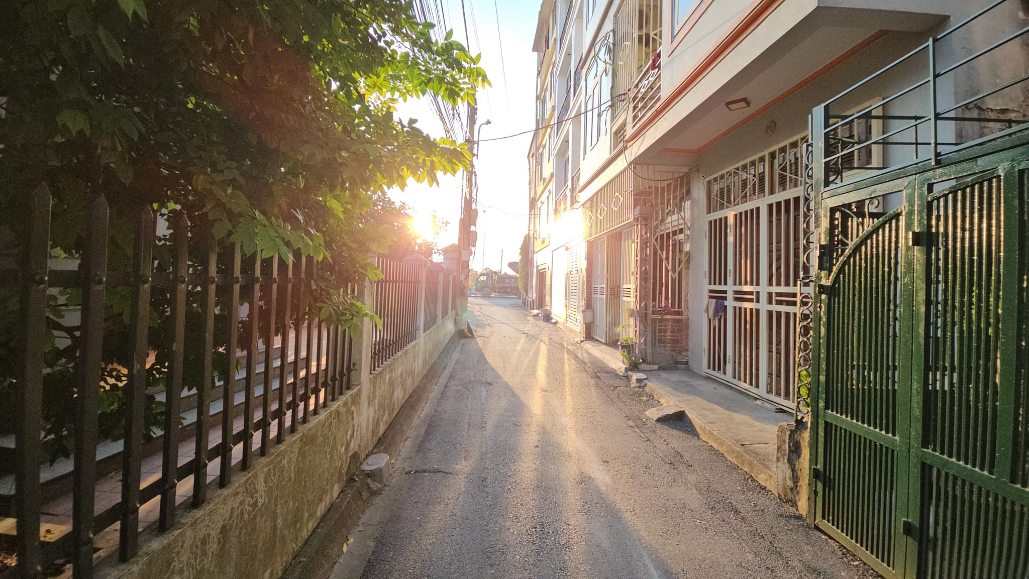 CẦN BÁN NHÀ PHỐ CỔ LINH, Thạch Bàn, 3 tầng, DT 90m2, MT 4.5m, 4PN, ô tô đi qua