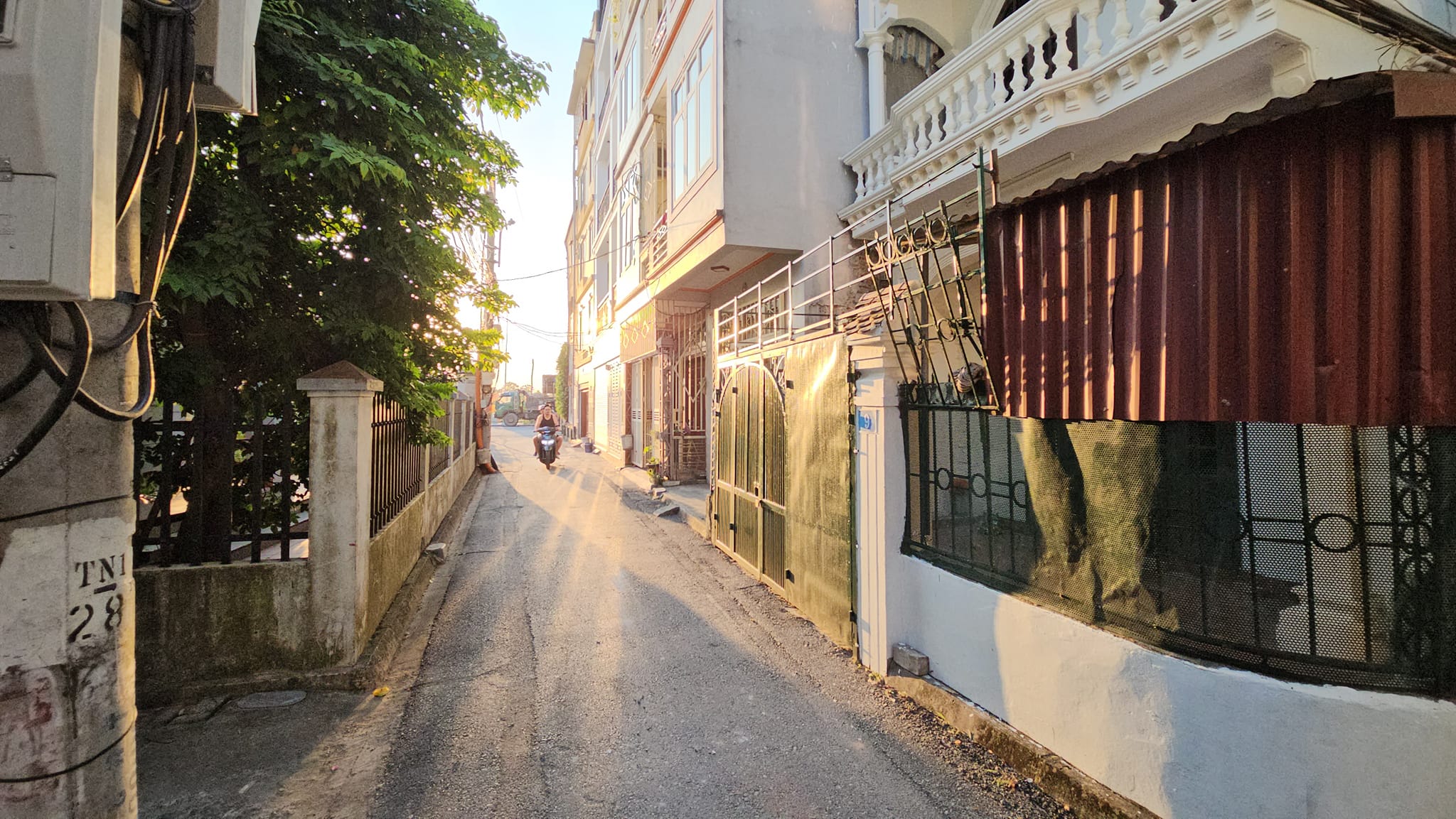 CẦN BÁN NHÀ PHỐ CỔ LINH, Thạch Bàn, 3 tầng, DT 90m2, MT 4.5m, 4PN, ô tô đi qua