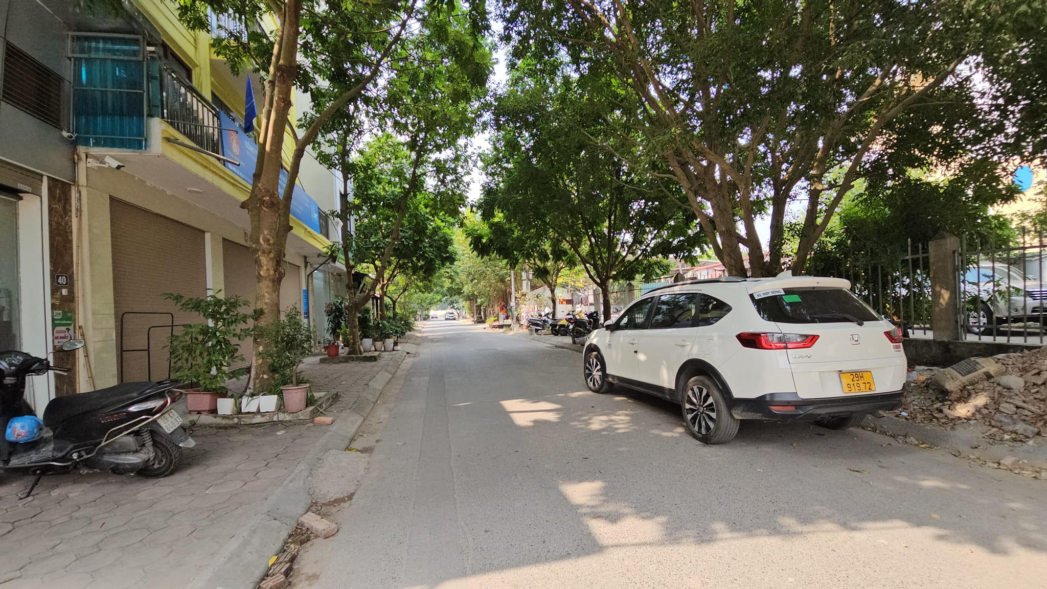 CẦN BÁN NHÀ PHỐ CỔ LINH, Thạch Bàn, 3 tầng, DT 90m2, MT 4.5m, 4PN, ô tô đi qua