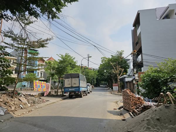 CẦN BÁN NHÀ PHỐ CỔ LINH, Thạch Bàn, 3 tầng, DT 90m2, MT 4.5m, 4PN, ô tô đi qua