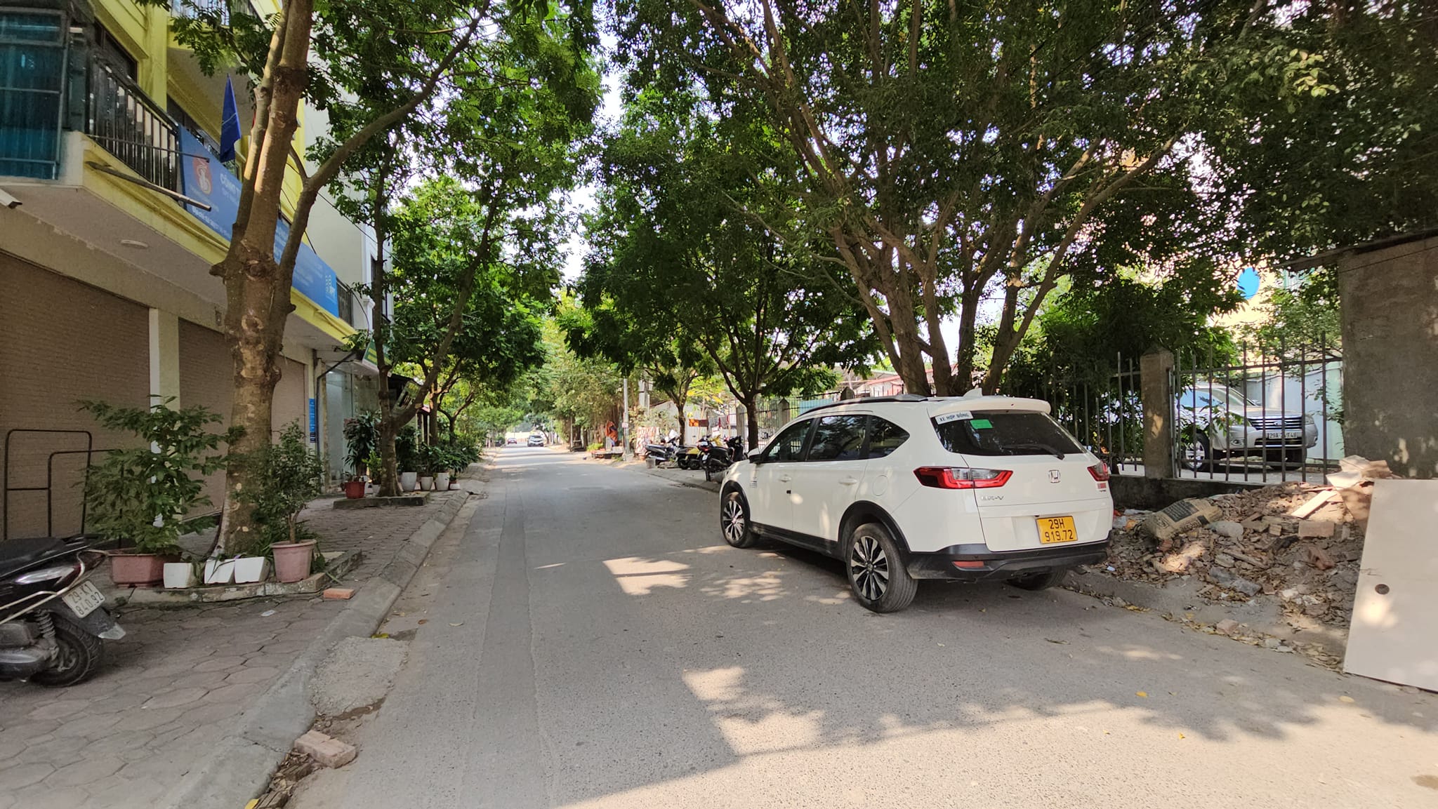 CẦN BÁN NHÀ PHỐ CỔ LINH, Thạch Bàn, 3 tầng, DT 90m2, MT 4.5m, 4PN, ô tô đi qua