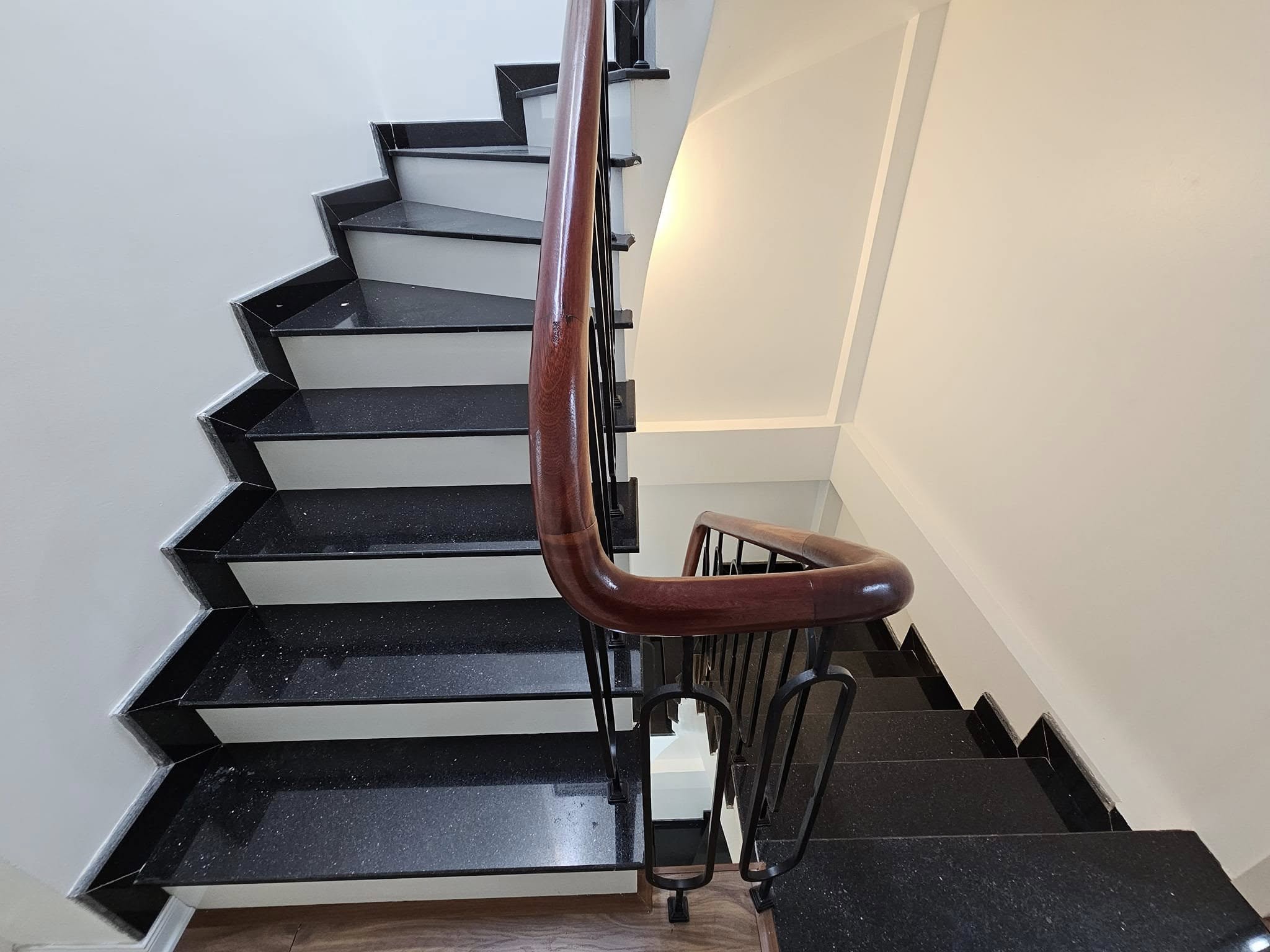 Bán nhà phân lô phố Ngọc Lâm, 5 tầng, DT 46m2, MT 3.6m, 4PN, full nội thất, ĐÃ BÁN