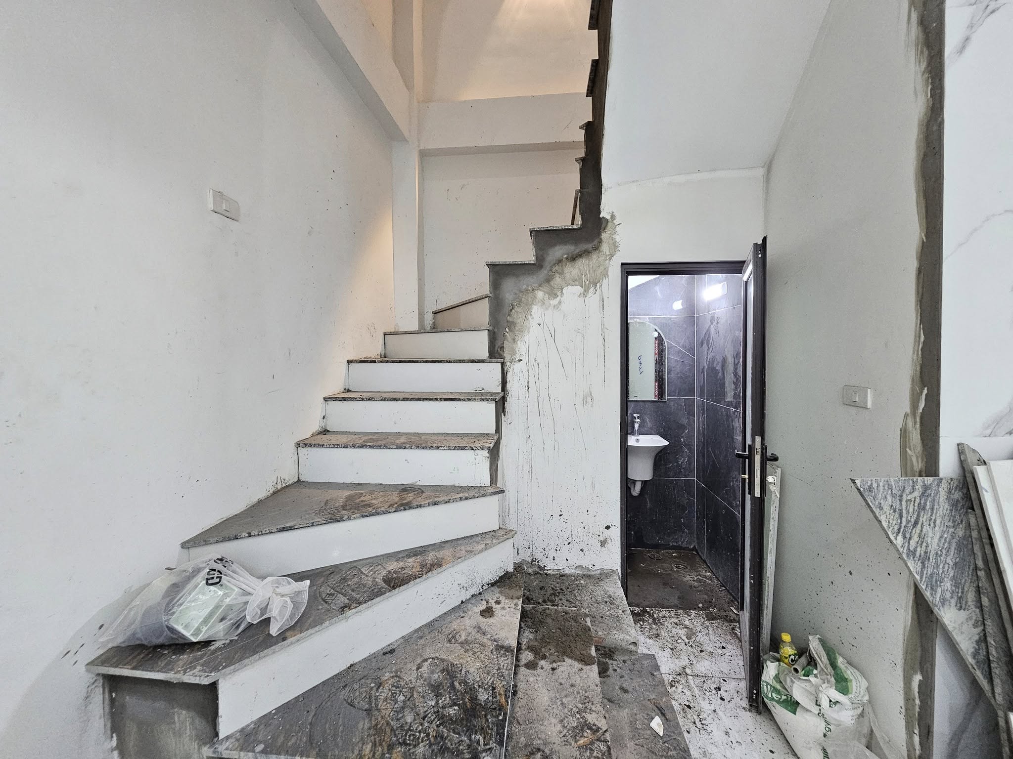 Bán nhà phố Thạch Bàn, Nhà 5 tầng, DT 48m2, MT 4.55m, có thang máy, 3PN, ĐÃ BÁN