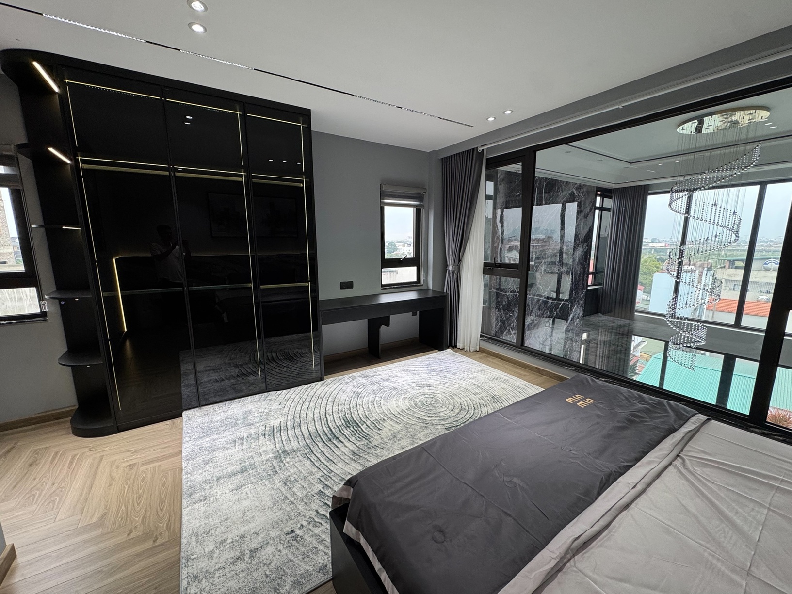 Bán nhà mặt ngõ Nguyễn Thời Trung, Thạch Bàn, 8 tầng, DT 90m2, MT 5m, 5PN, full nội thất