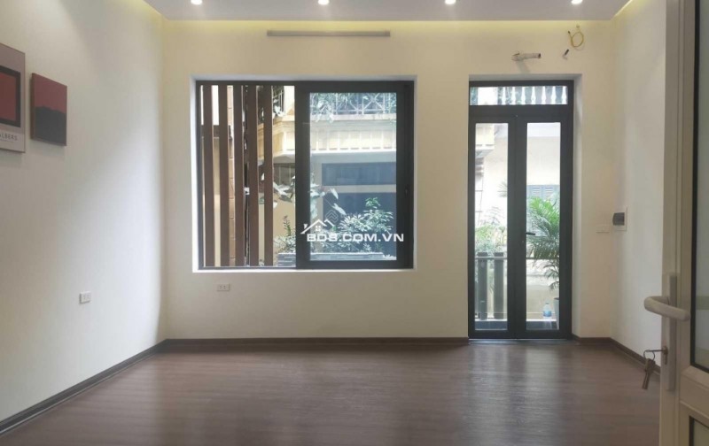 Bán nhà mặt ngõ phố Ngọc Lâm, 6 tầng, DT 37m2, MT 3.5m, 3PN, có thang máy, SĐCC