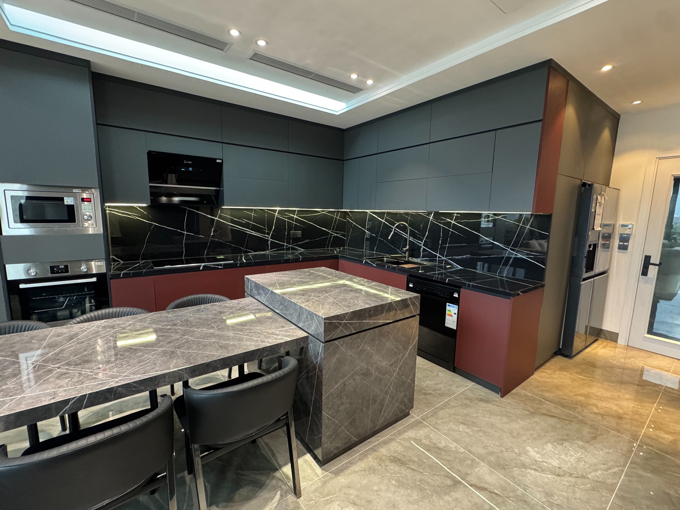 Bán nhà mặt ngõ Nguyễn Thời Trung, Thạch Bàn, 8 tầng, DT 90m2, MT 5m, 5PN, full nội thất