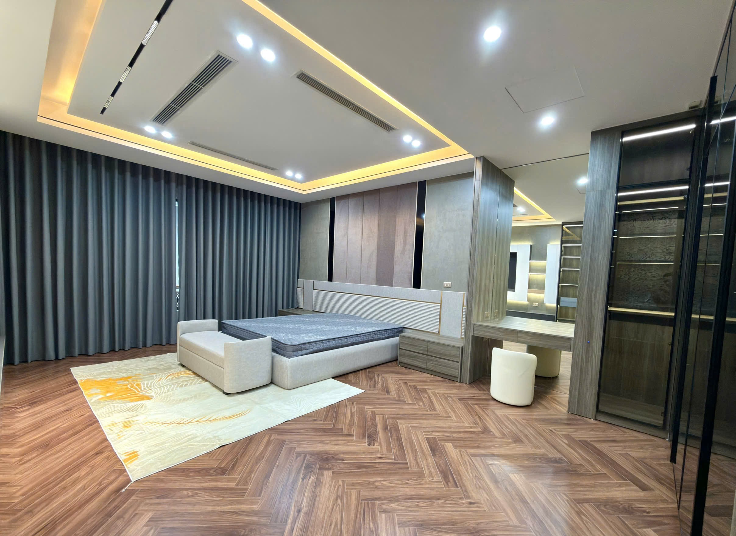 Bán nhà phố Nguyễn Văn Cừ, Gia Thụy, 7 tầng, DT 60m2, MT 4,7m, 4PN, full nội thất