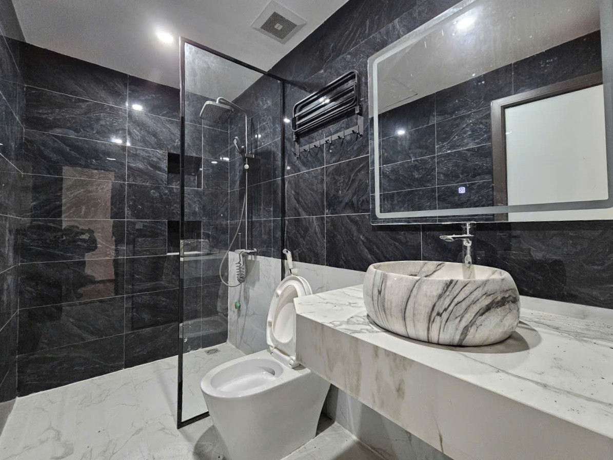 Bán nhà Ngõ 204 Cổ Linh, gần Aeon Mall, 7 tầng, DT 61m2, MT 4m, 4PN, có thang máy, gara