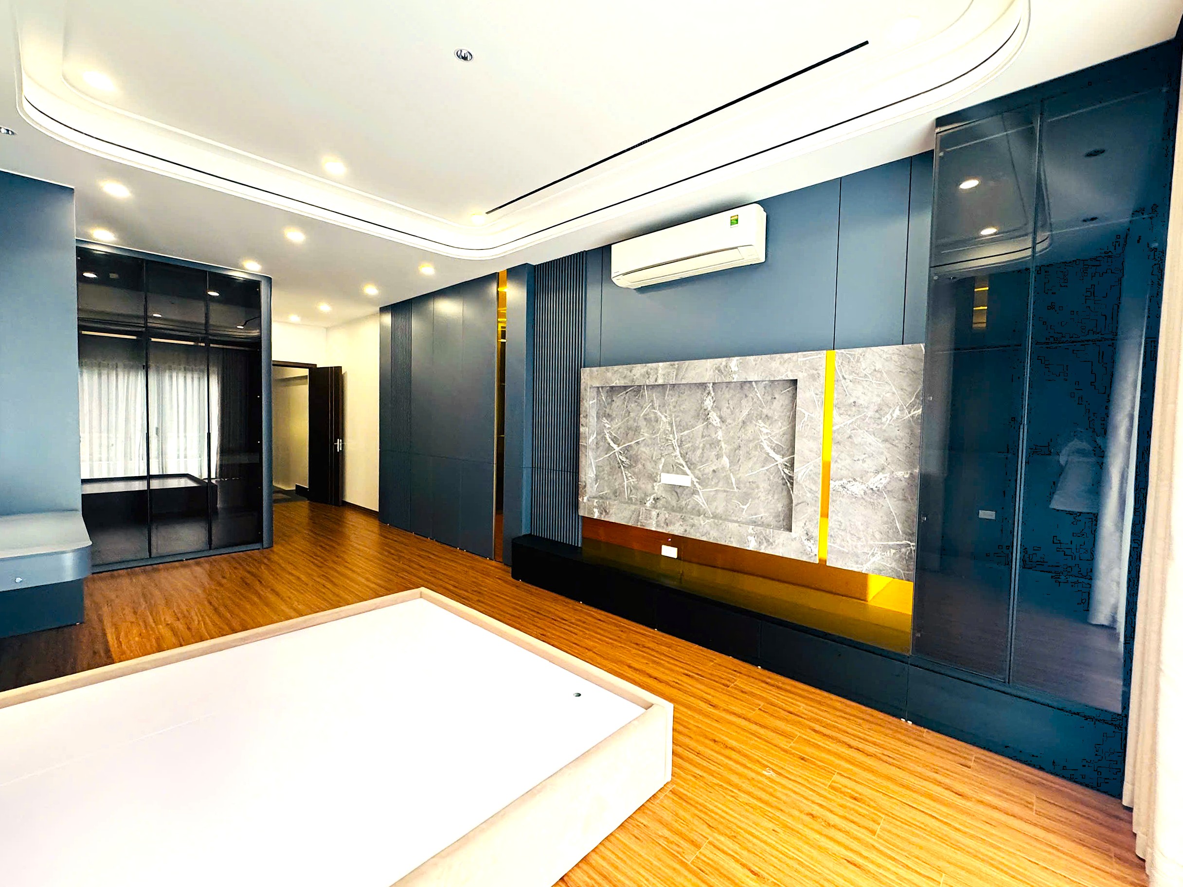 Bán nhà phân lô phố Thanh Am, Việt Hưng, 6 tầng, DT 50m2, MT 4m, 4PN, full nội thất, đường 10m