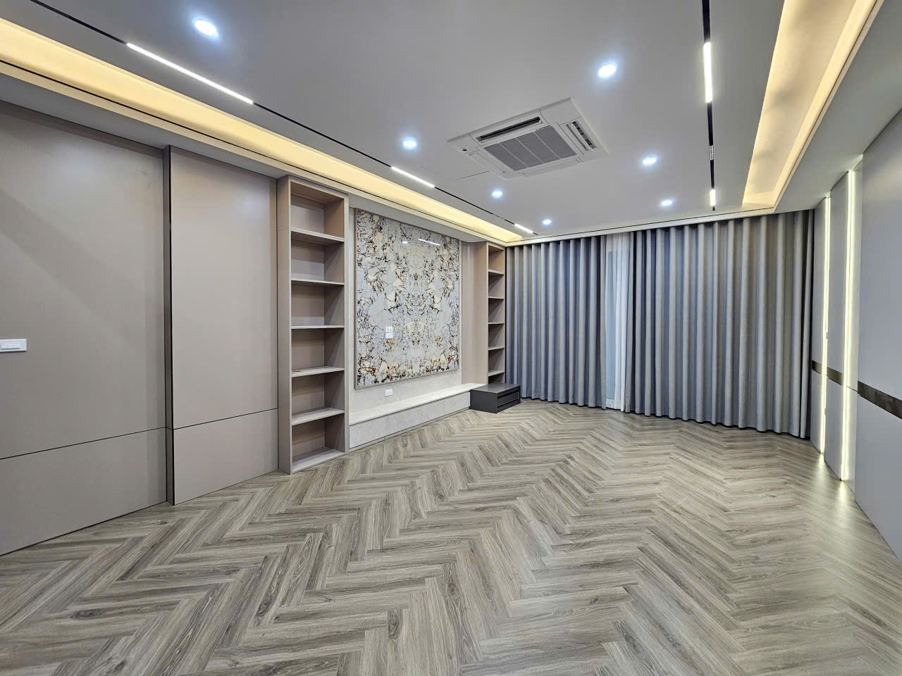 Bán nhà phố Gia Thượng, Ngọc Thụy, 7 tầng, DT 50m2, MT 4.5m, 3PN, có thang máy, gara