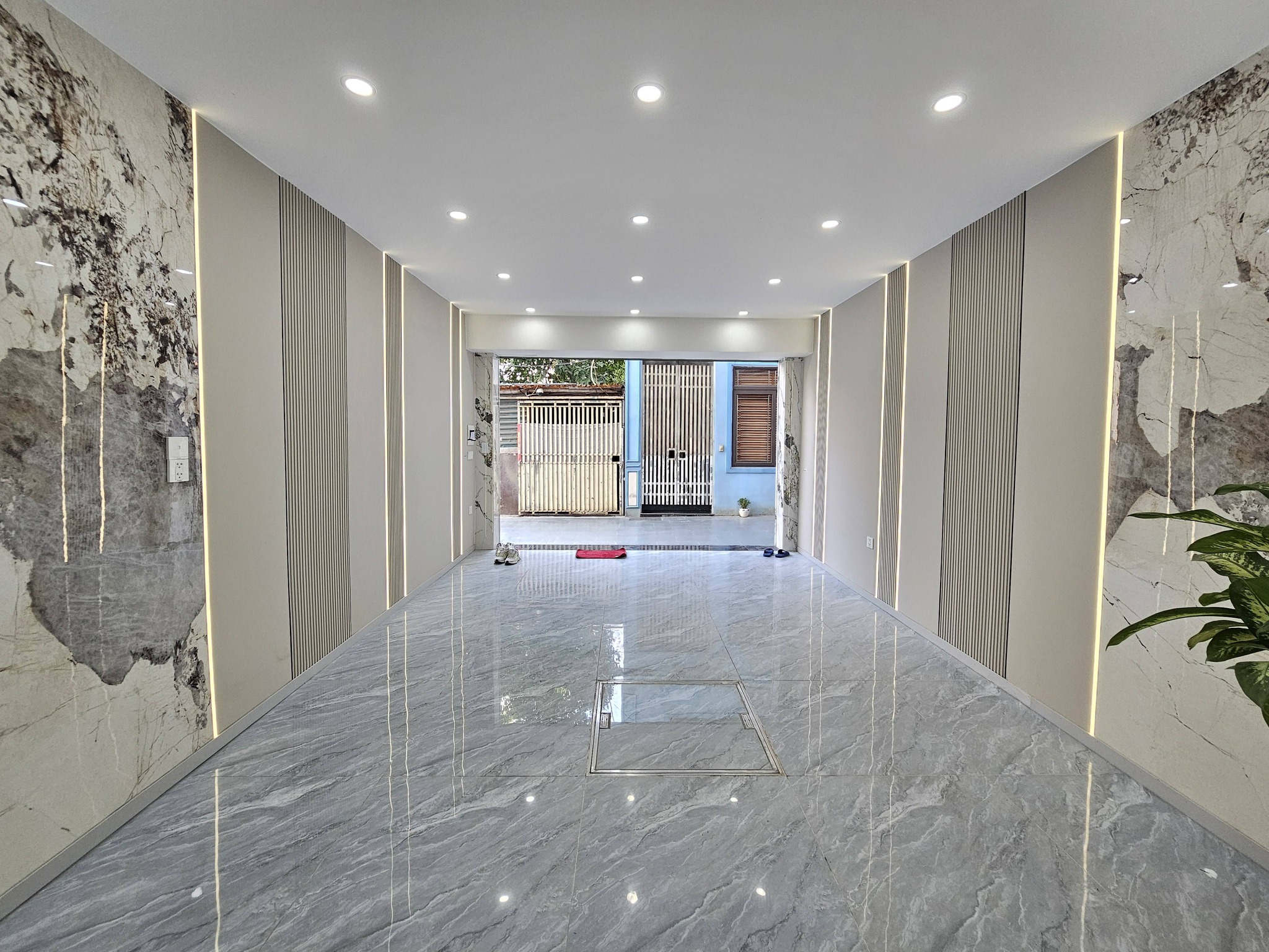 Bán nhà Ngõ 216 phố Cổ Linh, 6 tầng, DT 43m2, MT 4.1m, lô góc, có thang máy, gara ô tô