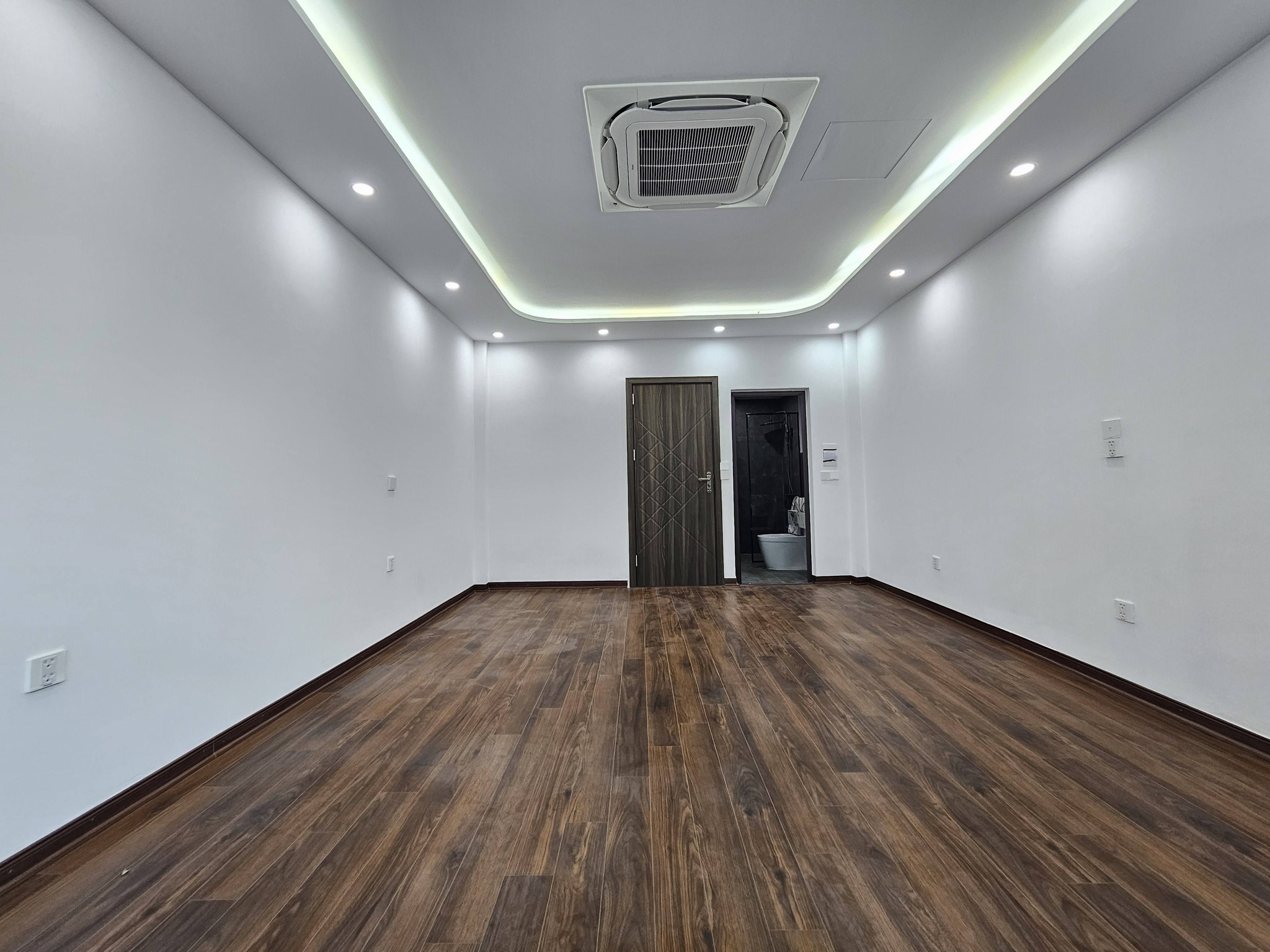 Bán nhà Ngõ 216 phố Cổ Linh, 6 tầng, DT 43m2, MT 4.1m, lô góc, có thang máy, gara ô tô