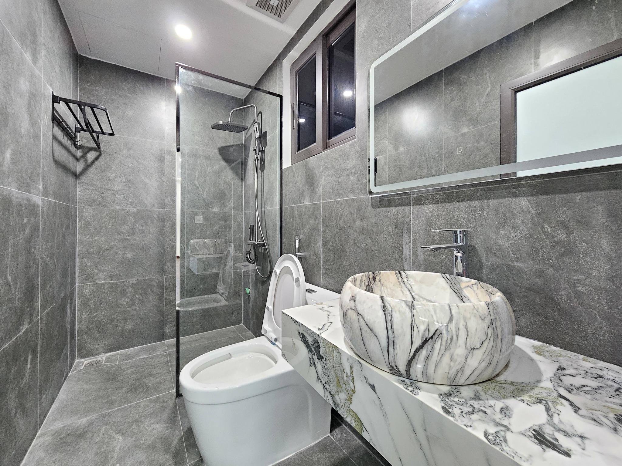 Bán nhà Ngõ 216 phố Cổ Linh, 6 tầng, DT 43m2, MT 4.1m, lô góc, có thang máy, gara ô tô