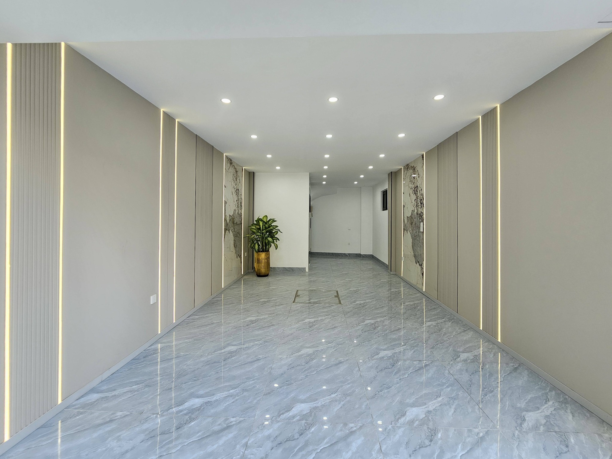 Bán nhà Ngõ 216 phố Cổ Linh, 6 tầng, DT 43m2, MT 4.1m, lô góc, có thang máy, gara ô tô