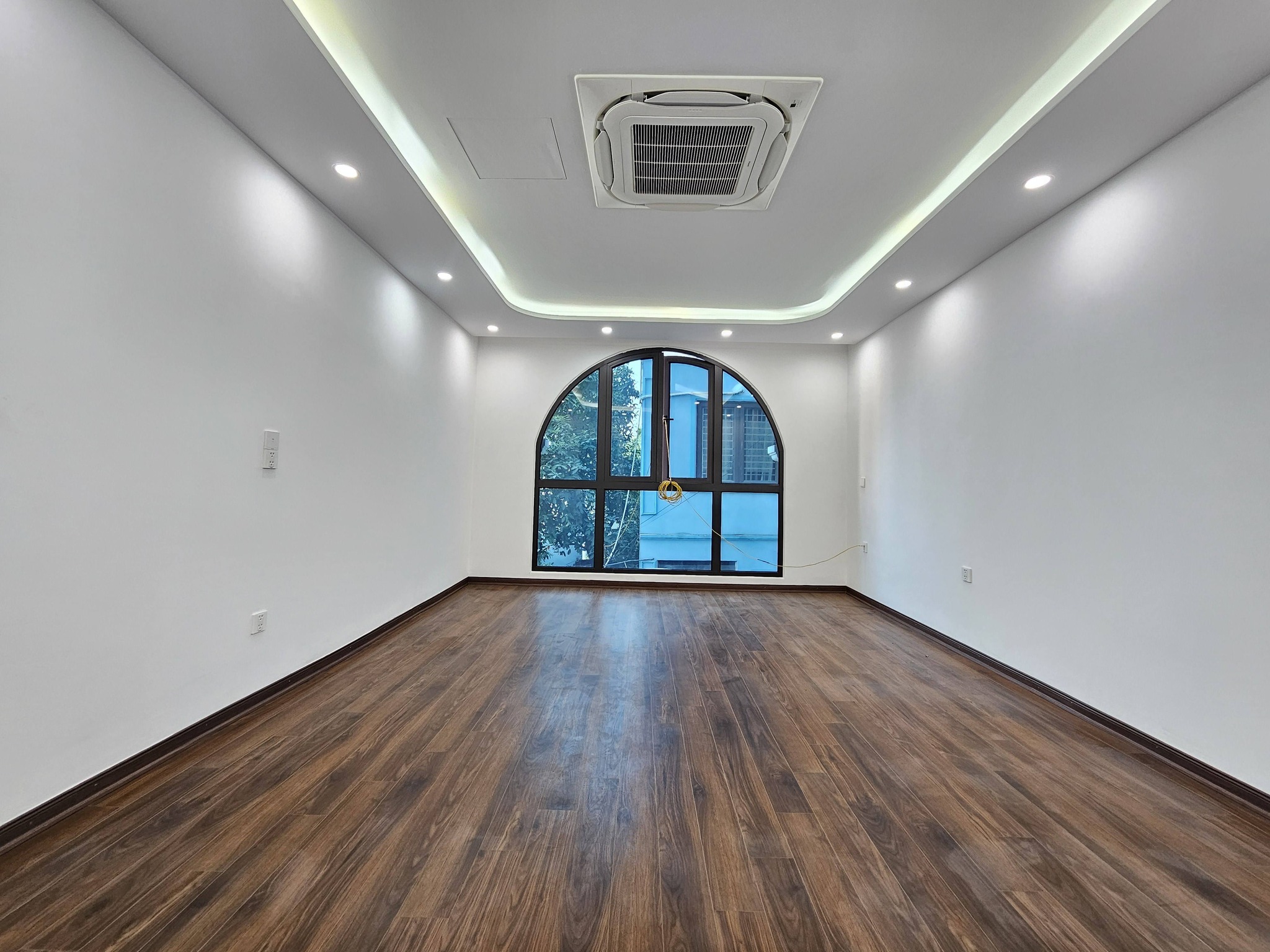 Bán nhà Ngõ 216 phố Cổ Linh, 6 tầng, DT 43m2, MT 4.1m, lô góc, có thang máy, gara ô tô